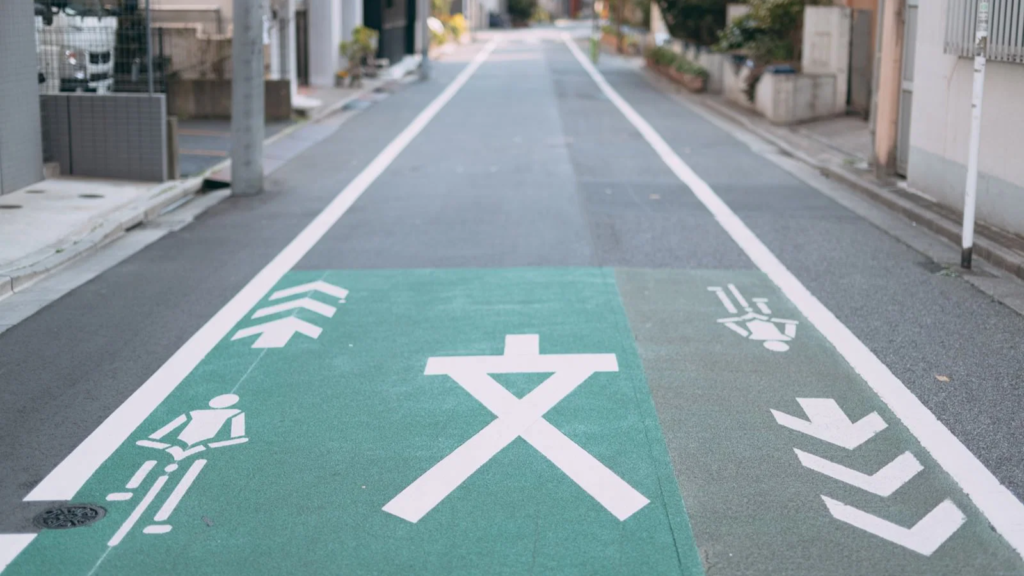人通りが少ない時間帯の住宅地にある通学路