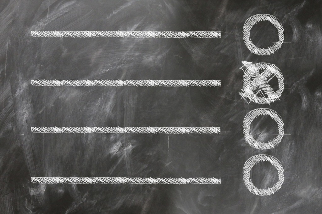 ポールマウントブラケットと壁面直接ネジ止めの比較記事。メリット、デメリットも記載。