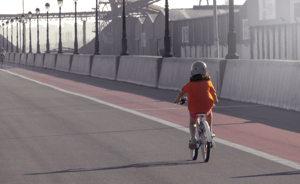 夏の日差しの中で自転車に乗る子どもと屋外活動の暑さ対策のイメージ