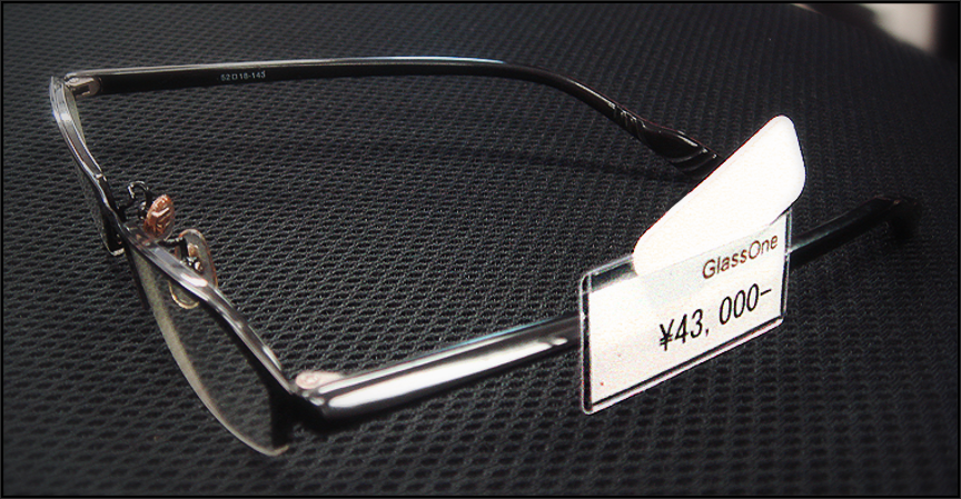 RFIDタグの使用例。眼鏡の値札に取り付け