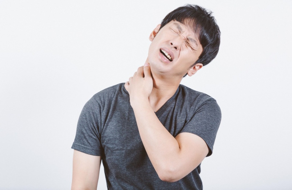 肩こりで首が痛い人